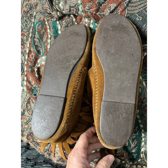 Minnetonka suede western/cowgirl fringe booties with goldtone buckle - Picture 4 of 7